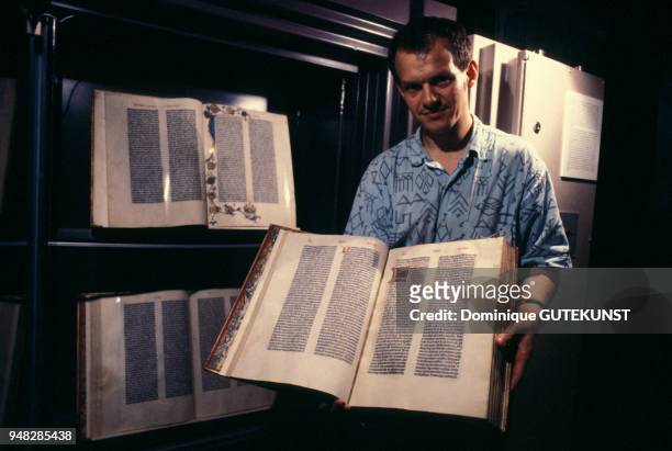 Exposition de la célèbre Bible de Gutenberg, premier livre imprimé en Europe avec des caractères mobiles, en juillet 1988 à Strasbourg, France.