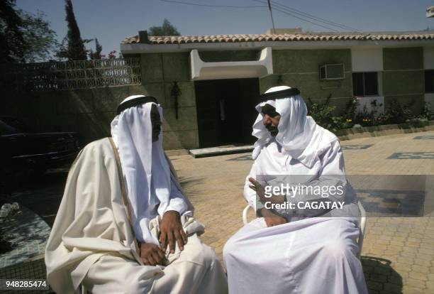 Adnan Khashoggi, à gauche, en avril 1979 à Riyad, Arabie Saoudite.
