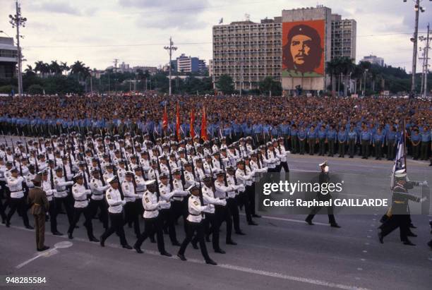 Défilé militaire et portrait mural de Che Guevara sur un immeuble à l'arrière-plan en décembre 1988 à La Havane, Cuba.