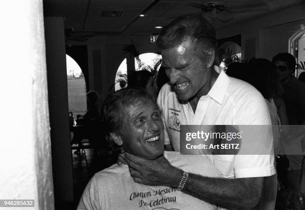 Charlton Heston étrangle l'acteur Ron Ely au tournoi 'Charlton Heston Tennis Classic' en mai 1981 à Palm Beach, Floride, Etats Unis.