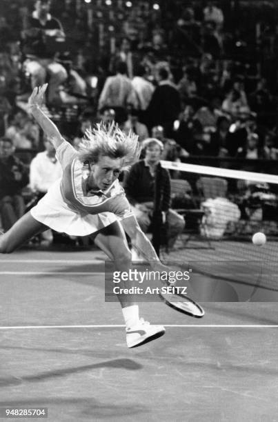 Martina Navratilova au filet au tournoi de tennis de Flushing Meadows en 1984 à New-York, Etats Unis.