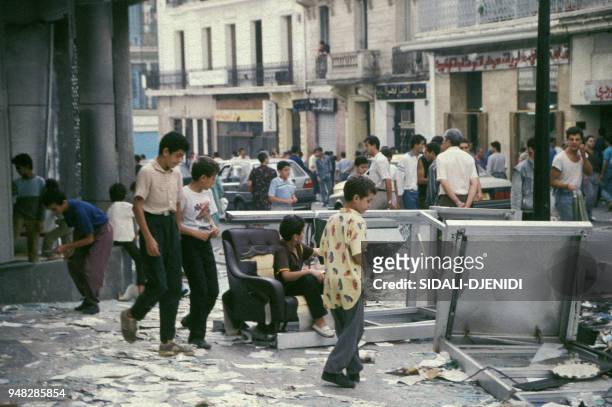 Pillages et incendies lors des émeutes le 6 octobre 1988 à Alger, Algérie.