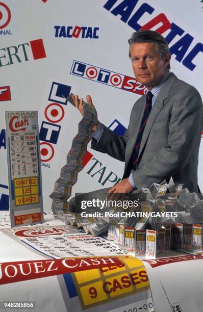 Jean-Pierre Teyssier, PDG de la loterie nationale, avec des billets 'Cash' en mars 1989 en France.