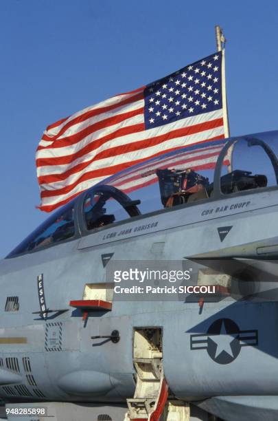 Avion de chasse sur le pont du porte-avions USS John F. Kennedy, en France, en novembre 1986.