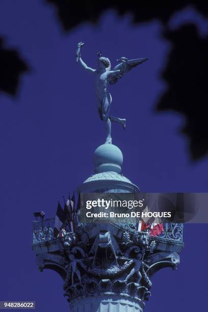 Partie supérieure de la Colonne de Juillet de la Place de la Bastille en octobre 1988 à Paris, France.