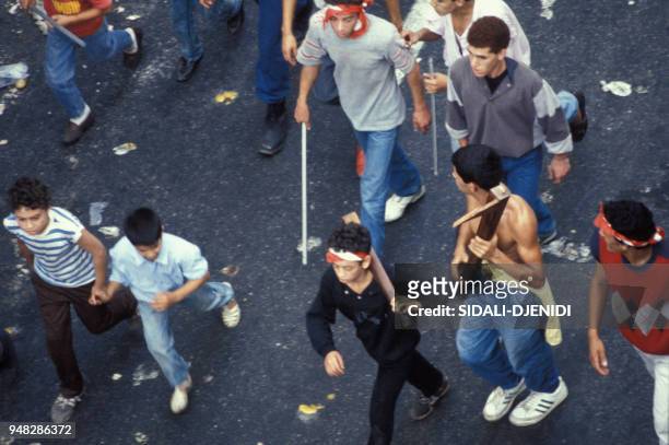 Pillages et incendies lors des émeutes le 6 octobre 1988 à Alger, Algérie.
