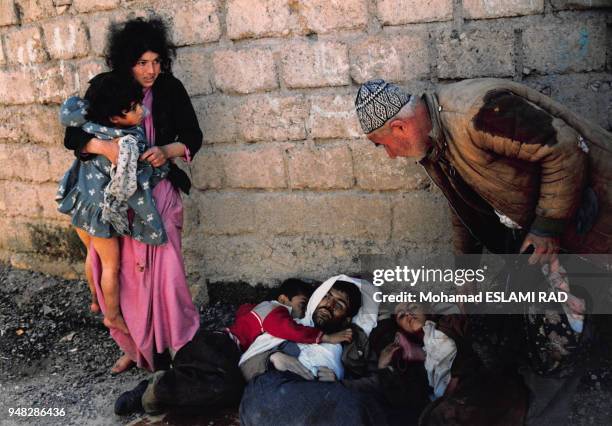 Cadavres des victimes civiles kurdes après les attaques chimiques au gaz perpétrées par l'armée irakienne en mars 1988 à Halabja, Irak.