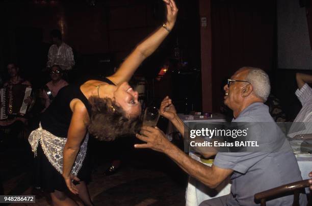 Danseuse orientale dans une fête au Caire, en juillet 1984, Egypte.