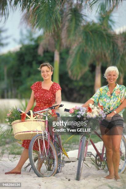 Portrait de Pauline et Bernadette Lafont en avril 1988, Bahamas.