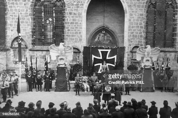 Rassemblement nazi devant l'église St Stéphane dans le village natal d'Adolf Hitler en mars 1989 à Braunau, Autriche.