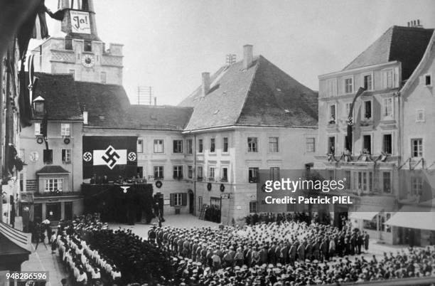 Rassemblement nazi dans le village natal d'Adolf Hitler en mars 1989 à Braunau, Autriche.