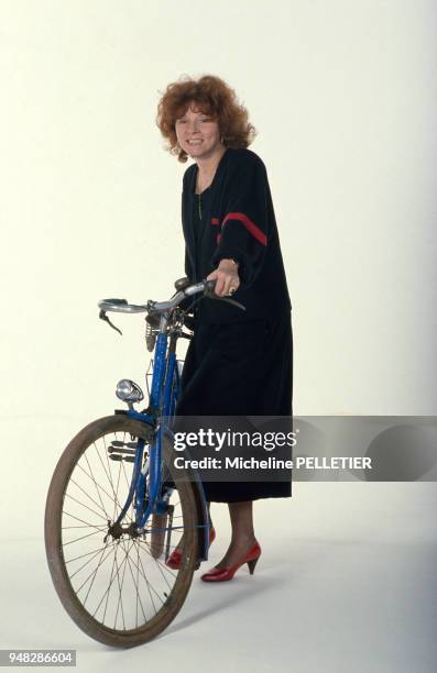 Close up Régine Deforges, écrivain, avec une bicyclette bleue, clin d'oeil à son livre 'La Bicyclette bleue', en France en mars 1985.