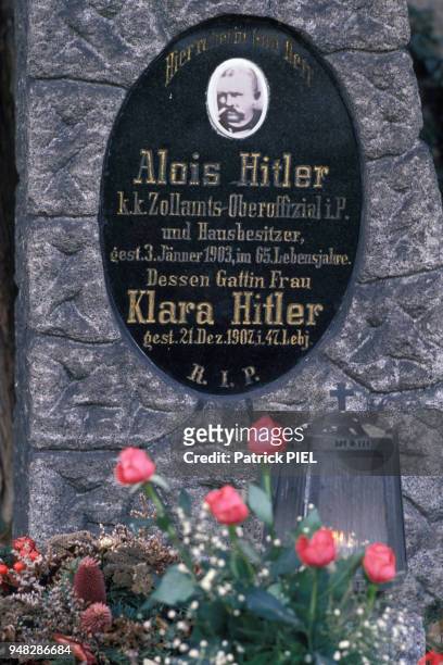 Tombe des parents d'Adolf Hitler en mars 1989 à Braunau, Autriche.
