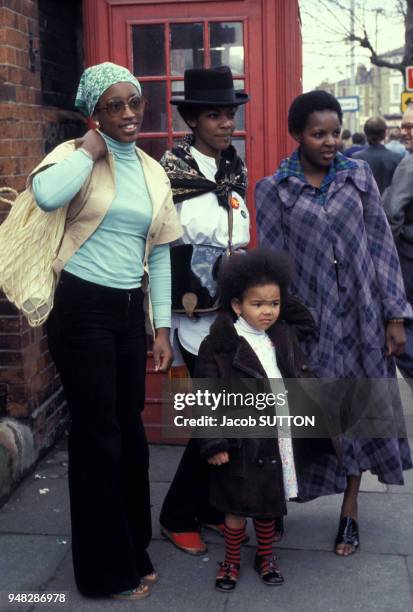 Spectateurs au carnaval de Notting Hill en août 1977 à Londres, Royaume-Uni.