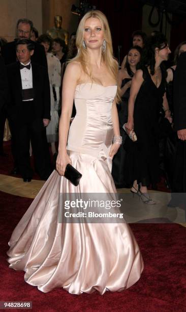 Actress Gwyneth Paltrow arrives at the 77th annual Academy Awards in Los Angeles, California on Sunday, February 27, 2005.