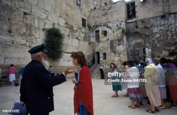 Groupe de femmes priant au Mur des Lamentations en juin 1989 à Jérusalem, Israël.