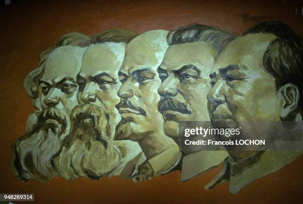 Portraits Friedrich Engels, Karl Marx, Lénine, Staline et Mao Zedong, dans une librairie de Chengde en Chine, en septembre 1980.