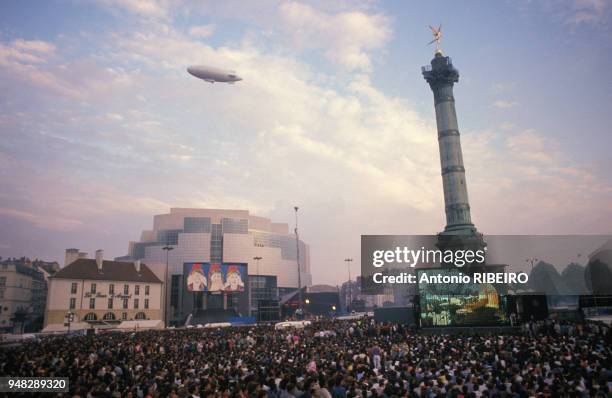 Concert lors de la fête anti-bicentenaire de la Révolution française à la Bastille le 8 juillet 1989 à Paris, France.