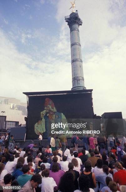 Concert de Renaud à la Bastille lors de la fête anti-bicentenaire de la Révolution française le 8 juillet 1989 à Paris, France.
