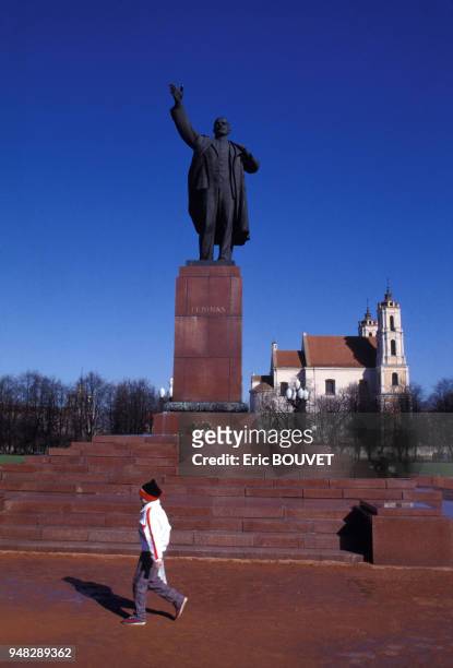 Statue de Lénine sur la place Lukiskiu à Vilnius, en mars 1990, Lituanie.