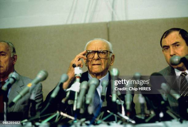 Conférence de presse d'Armand Hammer, Président de la compagnie Occidental Petroleum, après l'explosion de la plate-forme Piper Alpha en mer du Nord...