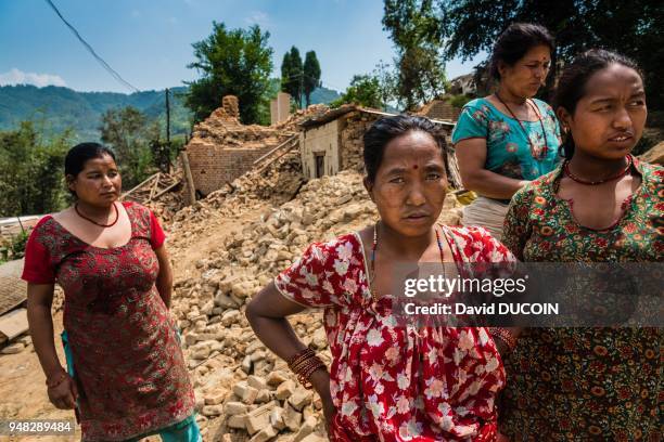 Groupe de femmes devant des gravats après le tremblement de terre, le 6 mai 2015, village de Chapagaon, vallée de Kathmandu, région de Lalitpur,...