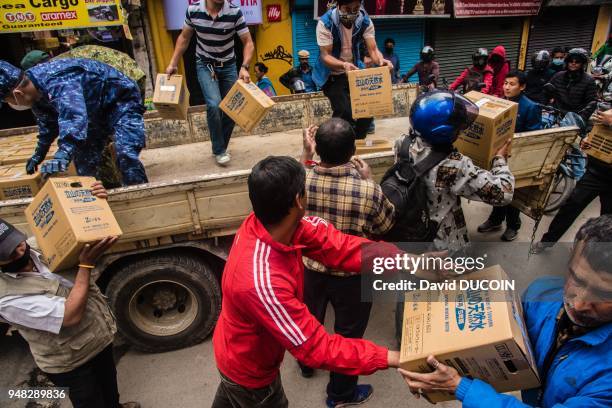 Distribution de vivres, après le tremblement de terre, le 1er mai 2015, dans la zone commerciale de Thamel, Kathmandu, Népal.