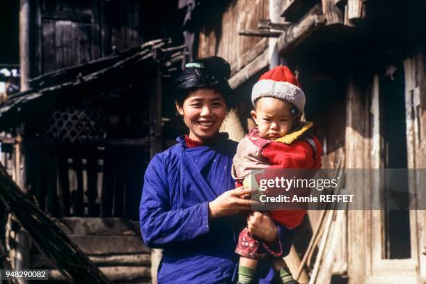 Femme Dong avec son bébé dans le village de Duntong, en novembre 1992, dans la province du Guizhou, Chine.