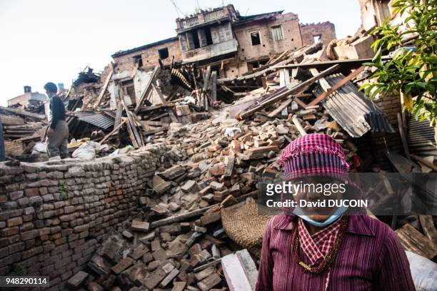 Femme devant un monument détruit après le séisme, 1er mai 2015, place du Darbâr de Kathmandu, Népal.
