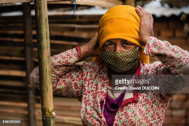 Portrait d'une femme avec un foulard et un masque de protection après le tremblement de terre, le 6 mai 2015, village de Chapagaon, vallée de...