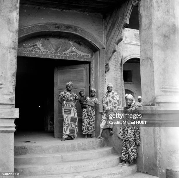 Groupe de femmes à l'entrée du palais des sultans Bamouns à Foumban, circa 1950, Cameroun.