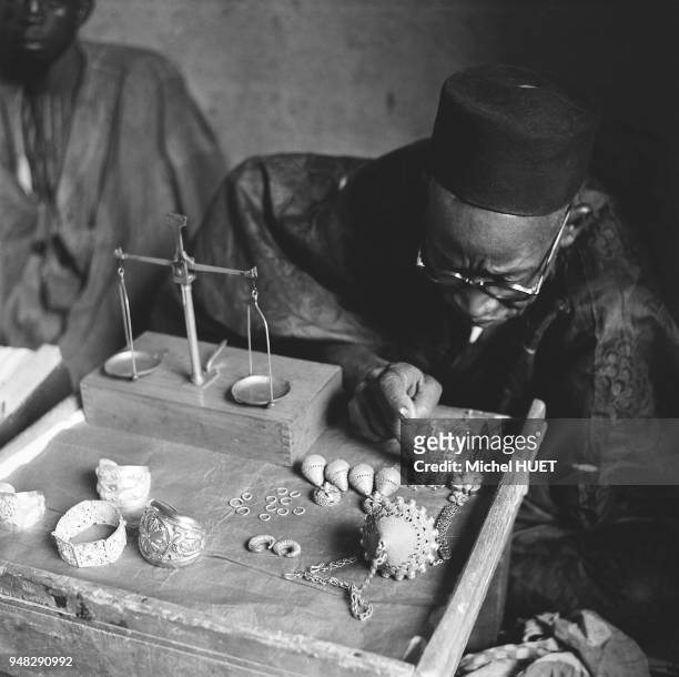 Un bijoutier travaille de l'or à Bamako au Mali vers 1950-1953.