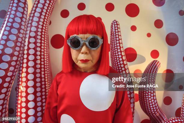 Portrait de l'artiste Yayoi Kusama au milieu de son oeuvre à Hong Kong, Chine, le 4 octobre 2012.