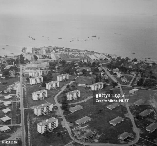 Vue d'un quartier résidentiel de Port-Gentil, circa 1950, Gabon.