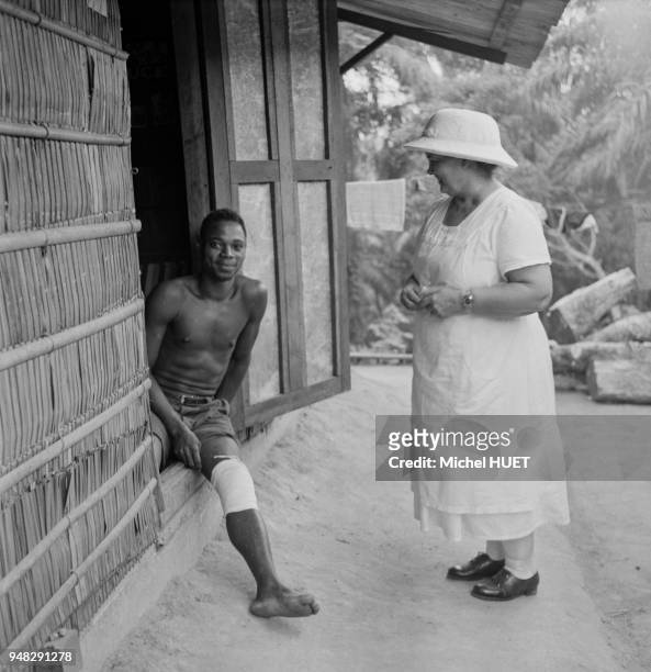 Infirmière avec un patient dans l'hôpital Albert-Schweitzer à Lambaréné, circa 1950, Gabon.