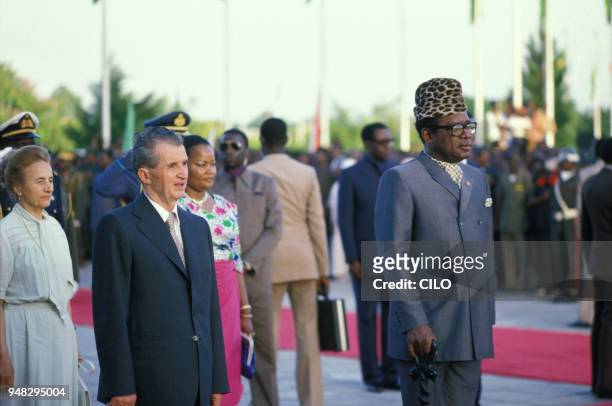 Nicolae Ceausescu et Mobutu Sese Seko et leurs épouses respectives Elena et Bobi Ladawa en avril 1987 au Zaïre.