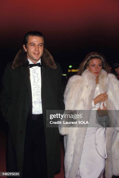 Thierry Roussel et Marianne Landhage arrivent à une soirée donnée au Moulin Rouge, le 1er décembre 1986 à Paris, France.