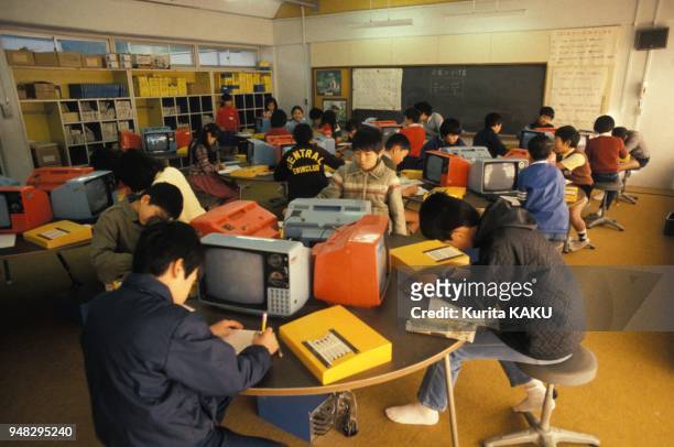 Informatique dans une salle de classe en decembre 1984 a Tsukuba, Japon.