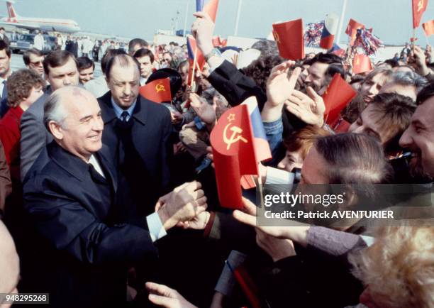 Accueil chaleureux pour Mikhaïl Gorbatchev lors de son arrivée le 9 avril 1987 à Prague, République tchèque.