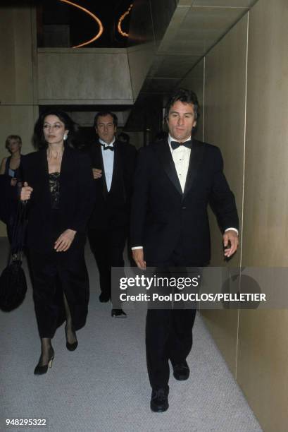 Actrice Anouk Aimée et l'acteur Robert De Niro lors de la soirée d'ouverture du Festival de Cannes le 7 mai 1987 à Cannes, France.