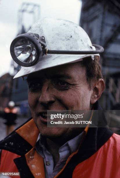 Close up Neil Kinnock, leader du Parti travailliste, ici habillé en mineur dans un chantier de charbon le 5 mai 1987 au Royaume-Uni.