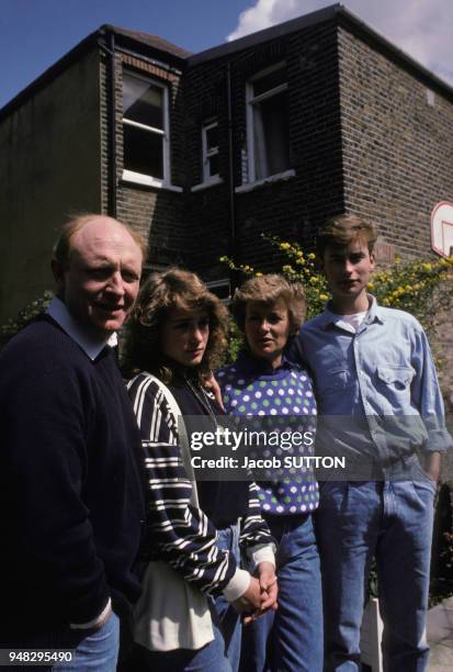 Close up Neil Kinnock, leader du Parti travailliste, ici avec son épouse Glenys et leurs enfants le 5 mai 1987 au Royaume-Uni.