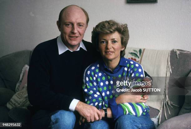 Close up Neil Kinnock, leader du Parti travailliste, ici avec son épouse Glenys le 5 mai 1987 au Royaume-Uni.