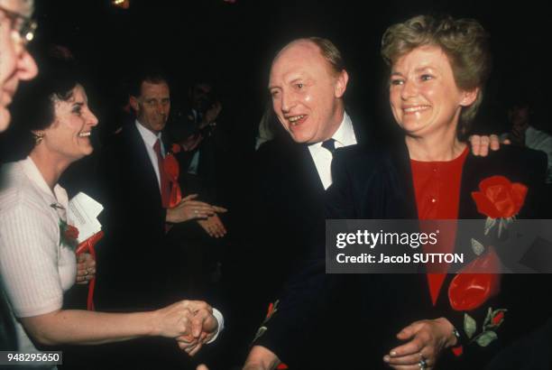Close up Neil Kinnock, leader du Parti travailliste, ici avec son épouse Glenys s'offrant un bain de foule le 5 mai 1987 au Royaume-Uni.