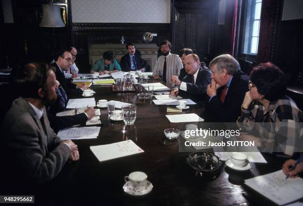 Close up Neil Kinnock, leader du Parti travailliste, ici entouré de Robin Cook, John Smith, David Blunkett, Michael Hattersley et d'autres...