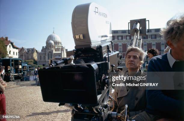 Le réalisateur Alain Resnais derrière la caméra pendant le tournage de son film 'Stavisky' en 1973 à Biarritz, France.