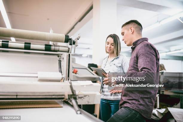 team som arbetar i textilfabrik på 3d kläder utskrift - textile industry bildbanksfoton och bilder