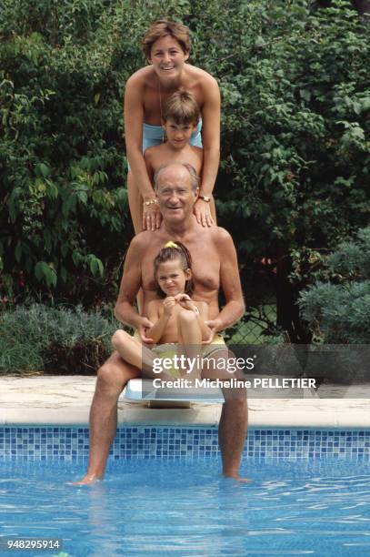 Alain Decaux au bord de sa piscine avec son épouse Micheline et leurs enfants, circa 1980 en France.