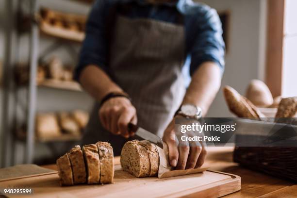 leckere brotscheiben schneiden - glutenfrei stock-fotos und bilder