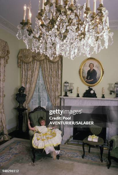 Fillette en costume traditionnel dans la demeure d'Evereux, manoir Renaissance datant de 1840, en juin 1987 à Natchez, Louisiane, Etats-Unis.